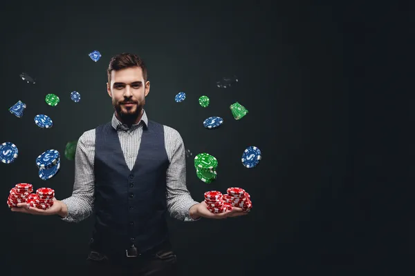 333KK অ্যাপ — আপনার স্মার্টফোনে উপভোগ করুন নিরবচ্ছিন্ন গেমিং একজন তরুণী তার ফোনে আরাম করে গেম খেলছেন, আর চারপাশে ভাসছে ডায়নামিক ক্যাসিনো উপাদান—যা 333KK অ্যাপের মসৃণ মোবাইল অভিজ্ঞতাকে ফুটিয়ে তোলে।