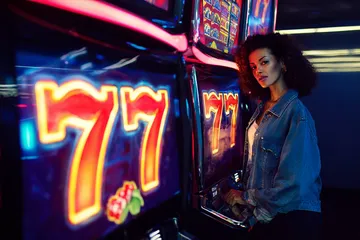 333KK অ্যাপ — দ্রুত, প্রতিক্রিয়াশীল এবং সব ডিভাইসের জন্য অপ্টিমাইজড উৎসবের মুহূর্তে ঐতিহ্যবাহী পোশাক পরা এক আনন্দিত নারী তার স্মার্টফোন ব্যবহার করছেন, যা দেখায় 333KK অ্যাপ কীভাবে দৈনন্দিন জীবনের সঙ্গে সহজে মানিয়ে যায়।