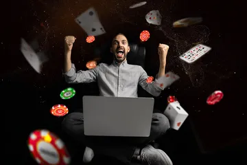 333KK স্লটস — অপেক্ষায় আছে হাজারো রোমাঞ্চকর মেশিন উজ্জ্বল স্লট মেশিনের পাশে হাস্যোজ্জ্বল এক নারী—যা 333KK–এর রোমাঞ্চকর স্লট সংগ্রহকে উপস্থাপন করে।